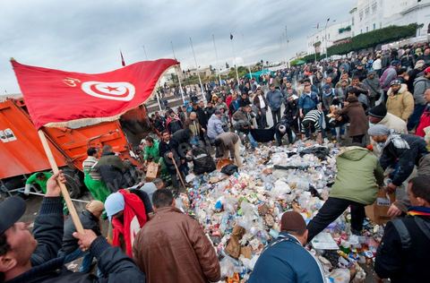 27 janvier : au matin les manifestants donnent leur aide pour le ramssage des poubelles au 5ème jour de la Caravane de la Libération, les habitants du sud ouest bravent le froid de la nuit et la pluie pour une seule revendication celle la démission du gouvernement.