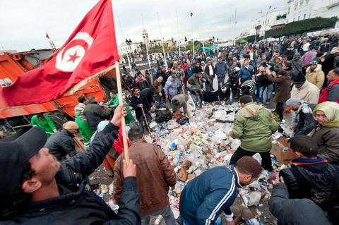 27 janvier : au matin les manifestants donnent leur aide pour le ramssage des poubelles au 5ème jour de la Caravane de la Libération, les habitants du sud ouest bravent le froid de la nuit et la pluie pour une seule revendication celle la démission du gouvernement.