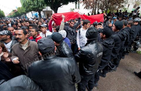 27 janvier : les collégiens et lycéens forcent les barrages de l'armée et de la police pour rejoindre les manifestants du sud ouest sur la place de la Kasbah au 5ème jour de la Caravane de la Libération, les habitants du sud ouest bravent le froid de la nuit et la pluie pour une seule revendication celle la démission du gouvernement.