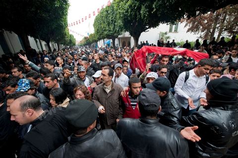 27 janvier : les collégiens et lycéens forcent les barrages de l'armée et de la police pour rejoindre les manifestants du sud ouest sur la place de la Kasbah au 5ème jour de la Caravane de la Libération, les habitants du sud ouest bravent le froid de la nuit et la pluie pour une seule revendication celle la démission du gouvernement.