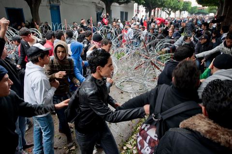 27 janvier : les collégiens et lycéens forcent les barrages de l'armée et de la police pour rejoindre les manifestants du sud ouest sur la place de la Kasbah au 5ème jour de la Caravane de la Libération, les habitants du sud ouest bravent le froid de la nuit et la pluie pour une seule revendication celle la démission du gouvernement.