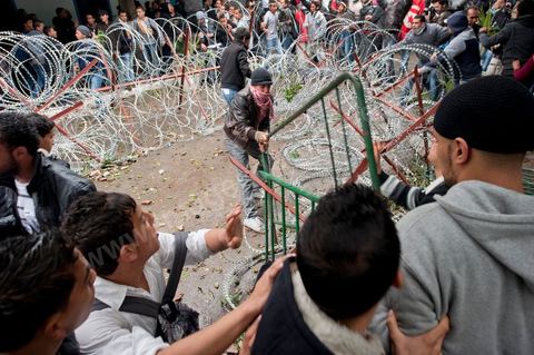 27 janvier : les collégiens et lycéens forcent les barrages de l'armée et de la police pour rejoindre les manifestants du sud ouest sur la place de la Kasbah au 5ème jour de la Caravane de la Libération, les habitants du sud ouest bravent le froid de la nuit et la pluie pour une seule revendication celle la démission du gouvernement.