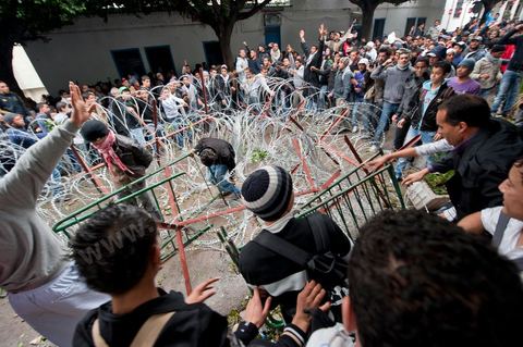27 janvier : les collégiens et lycéens forcent les barrages de l'armée et de la police pour rejoindre les manifestants du sud ouest sur la place de la Kasbah au 5ème jour de la Caravane de la Libération, les habitants du sud ouest bravent le froid de la nuit et la pluie pour une seule revendication celle la démission du gouvernement.