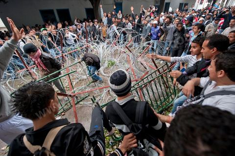 27 janvier : les collégiens et lycéens forcent les barrages de l'armée et de la police pour rejoindre les manifestants du sud ouest sur la place de la Kasbah au 5ème jour de la Caravane de la Libération, les habitants du sud ouest bravent le froid de la nuit et la pluie pour une seule revendication celle la démission du gouvernement.
