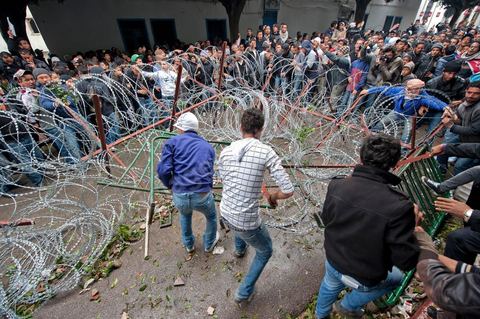27 janvier : les collégiens et lycéens forcent les barrages de l'armée et de la police pour rejoindre les manifestants du sud ouest sur la place de la Kasbah au 5ème jour de la Caravane de la Libération, les habitants du sud ouest bravent le froid de la nuit et la pluie pour une seule revendication celle la démission du gouvernement.
