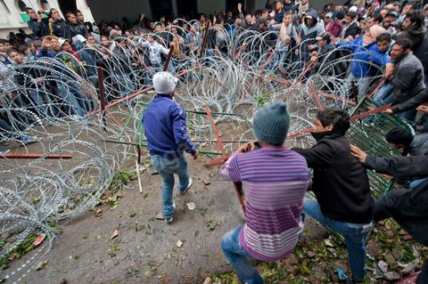 27 janvier : les collégiens et lycéens forcent les barrages de l'armée et de la police pour rejoindre les manifestants du sud ouest sur la place de la Kasbah au 5ème jour de la Caravane de la Libération, les habitants du sud ouest bravent le froid de la nuit et la pluie pour une seule revendication celle la démission du gouvernement.