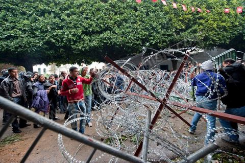 27 janvier : les collégiens et lycéens forcent les barrages de l'armée et de la police pour rejoindre les manifestants du sud ouest sur la place de la Kasbah au 5ème jour de la Caravane de la Libération, les habitants du sud ouest bravent le froid de la nuit et la pluie pour une seule revendication celle la démission du gouvernement.