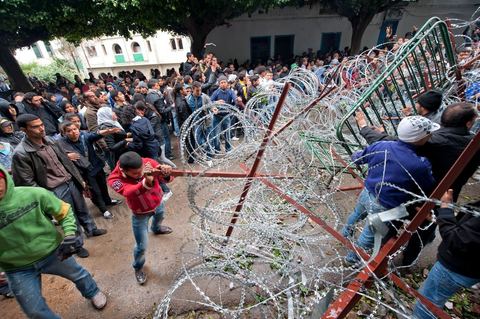 27 janvier : les collégiens et lycéens forcent les barrages de l'armée et de la police pour rejoindre les manifestants du sud ouest sur la place de la Kasbah au 5ème jour de la Caravane de la Libération, les habitants du sud ouest bravent le froid de la nuit et la pluie pour une seule revendication celle la démission du gouvernement.