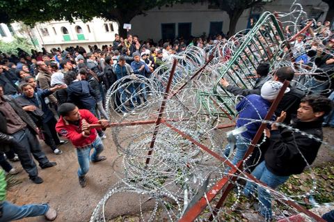 27 janvier : les collégiens et lycéens forcent les barrages de l'armée et de la police pour rejoindre les manifestants du sud ouest sur la place de la Kasbah au 5ème jour de la Caravane de la Libération, les habitants du sud ouest bravent le froid de la nuit et la pluie pour une seule revendication celle la démission du gouvernement.