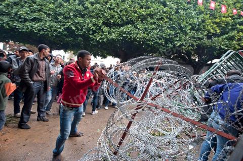 27 janvier : les collégiens et lycéens forcent les barrages de l'armée et de la police pour rejoindre les manifestants du sud ouest sur la place de la Kasbah au 5ème jour de la Caravane de la Libération, les habitants du sud ouest bravent le froid de la nuit et la pluie pour une seule revendication celle la démission du gouvernement.