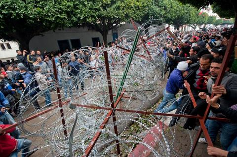 27 janvier : les collégiens et lycéens forcent les barrages de l'armée et de la police pour rejoindre les manifestants du sud ouest sur la place de la Kasbah au 5ème jour de la Caravane de la Libération, les habitants du sud ouest bravent le froid de la nuit et la pluie pour une seule revendication celle la démission du gouvernement.