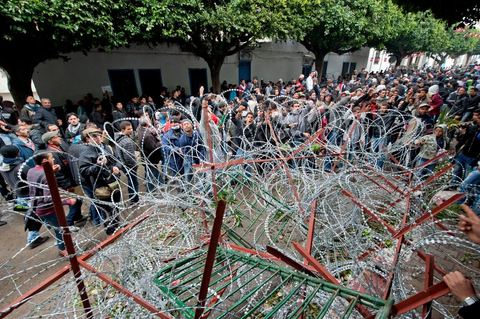 27 janvier : les collégiens et lycéens forcent les barrages de l'armée et de la police pour rejoindre les manifestants du sud ouest sur la place de la Kasbah au 5ème jour de la Caravane de la Libération, les habitants du sud ouest bravent le froid de la nuit et la pluie pour une seule revendication celle la démission du gouvernement.