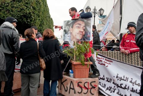 27 janvier : 5ème jour de la Caravane de la Libération, les habitants du sud ouest bravent le froid de la nuit et la pluie pour une seule revendication celle la démission du gouvernement. Les familles de martyrs de Kasserine exposent les photos de leurs membres qui ses sont sacrifiés pour la révolution Tunisienne, femmes, enfants, bébés et hommes abattus de sang froid par la police au début du mois de janvier.