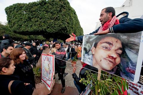 27 janvier : 5ème jour de la Caravane de la Libération, les habitants du sud ouest bravent le froid de la nuit et la pluie pour une seule revendication celle la démission du gouvernement. Les familles de martyrs de Kasserine exposent les photos de leurs membres qui ses sont sacrifiés pour la révolution Tunisienne, femmes, enfants, bébés et hommes abattus de sang froid par la police au début du mois de janvier.