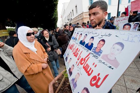 27 janvier : 5ème jour de la Caravane de la Libération, les habitants du sud ouest bravent le froid de la nuit et la pluie pour une seule revendication celle la démission du gouvernement. Les familles de martyrs de Kasserine exposent les photos de leurs membres qui ses sont sacrifiés pour la révolution Tunisienne, femmes, enfants, bébés et hommes abattus de sang froid par la police au début du mois de janvier.