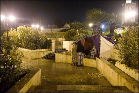Les prostestants de la Caravane de la Libration  la place de la Kasbah  Tunis continuent leur sitin depuis cinq jours : ambiance nocturne avec les manifestants venus du sud ouestd e la Tunisie.