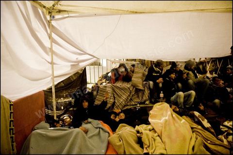 Les prostestants de la Caravane de la Libration  la place de la Kasbah  Tunis continuent leur sitin depuis cinq jours : ambiance nocturne avec les manifestants venus du sud ouestd e la Tunisie.