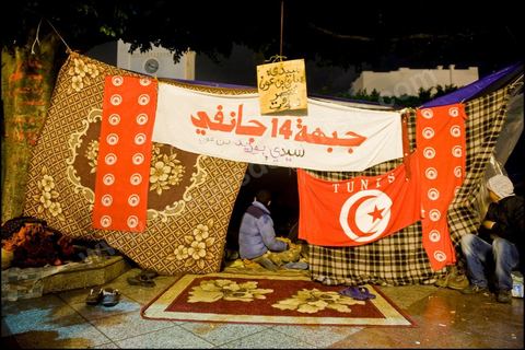 Les prostestants de la Caravane de la Libration  la place de la Kasbah  Tunis continuent leur sitin depuis cinq jours : ambiance nocturne avec les manifestants venus du sud ouestd e la Tunisie.