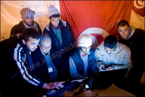 Les prostestants de la Caravane de la Libration  la place de la Kasbah  Tunis continuent leur sitin depuis cinq jours : ambiance nocturne avec les manifestants venus du sud ouestd e la Tunisie.