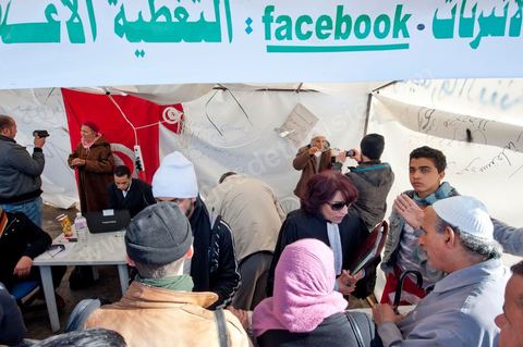28 janvier : le "stand Facebook" installé auprès de la Caravane de la Libération, à la place du gouvernement, qui prend en considération les demandes, les témoignages et documents des habitants du sud ouest sur leur situation, les exactions de la police et autres ... Il s'agit d'une équipe de facebookeurs et de bloggeurs associée pour certains aux 76 tunisiens membres de Anonymous le matin de la 6ème jour de la Caravane de la Libération sur la place du gouvernement. 
