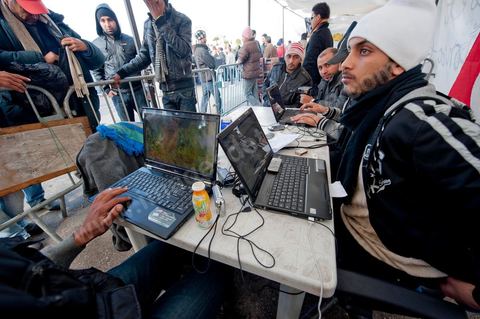 28 janvier : le "stand Facebook" installé auprès de la Caravane de la Libération, à la place du gouvernement, qui prend en considération les demandes, les témoignages et documents des habitants du sud ouest sur leur situation, les exactions de la police et autres ... Il s'agit d'une équipe de facebookeurs et de bloggeurs associée pour certains aux 76 tunisiens membres de Anonymous le matin de la 6ème jour de la Caravane de la Libération sur la place du gouvernement. 