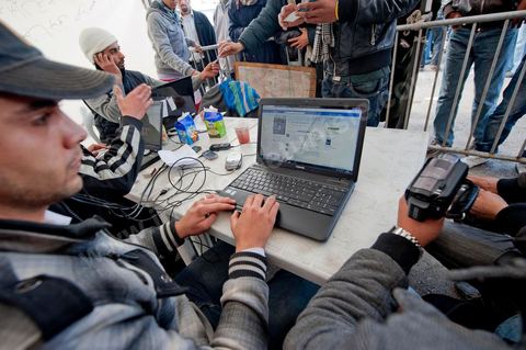 28 janvier : le "stand Facebook" installé auprès de la Caravane de la Libération, à la place du gouvernement, qui prend en considération les demandes, les témoignages et documents des habitants du sud ouest sur leur situation, les exactions de la police et autres ... Il s'agit d'une équipe de facebookeurs et de bloggeurs associée pour certains aux 76 tunisiens membres de Anonymous le matin de la 6ème jour de la Caravane de la Libération sur la place du gouvernement. 