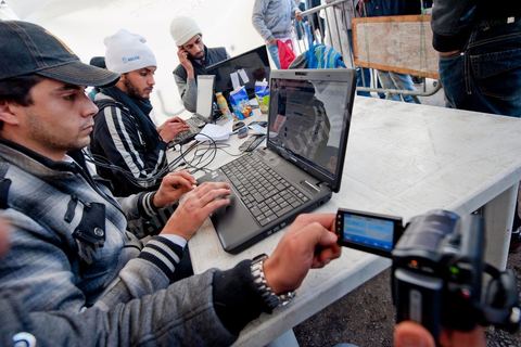 28 janvier : le "stand Facebook" installé auprès de la Caravane de la Libération, à la place du gouvernement, qui prend en considération les demandes, les témoignages et documents des habitants du sud ouest sur leur situation, les exactions de la police et autres ... Il s'agit d'une équipe de facebookeurs et de bloggeurs associée pour certains aux 76 tunisiens membres de Anonymous le matin de la 6ème jour de la Caravane de la Libération sur la place du gouvernement. 