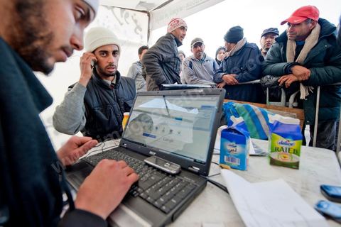 28 janvier : le "stand Facebook" installé auprès de la Caravane de la Libération, à la place du gouvernement, qui prend en considération les demandes, les témoignages et documents des habitants du sud ouest sur leur situation, les exactions de la police et autres ... Il s'agit d'une équipe de facebookeurs et de bloggeurs associée pour certains aux 76 tunisiens membres de Anonymous le matin de la 6ème jour de la Caravane de la Libération sur la place du gouvernement. 