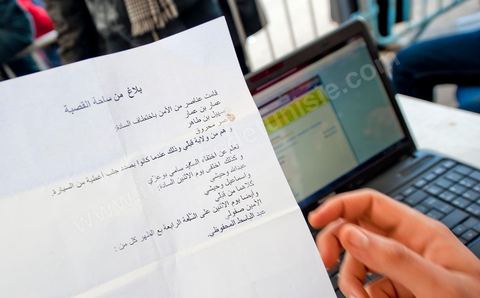 28 janvier : le "stand Facebook" installé auprès de la Caravane de la Libération, à la place du gouvernement, qui prend en considération les demandes, les témoignages et documents des habitants du sud ouest sur leur situation, les exactions de la police et autres ... Il s'agit d'une équipe de facebookeurs et de bloggeurs associée pour certains aux 76 tunisiens membres de Anonymous le matin de la 6ème jour de la Caravane de la Libération sur la place du gouvernement. 