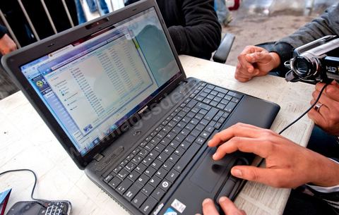 28 janvier : le "stand Facebook" installé auprès de la Caravane de la Libération, à la place du gouvernement, qui prend en considération les demandes, les témoignages et documents des habitants du sud ouest sur leur situation, les exactions de la police et autres ... Il s'agit d'une équipe de facebookeurs et de bloggeurs associée pour certains aux 76 tunisiens membres de Anonymous le matin de la 6ème jour de la Caravane de la Libération sur la place du gouvernement. 