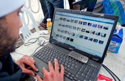 28 janvier : le "stand Facebook" installé auprès de la Caravane de la Libération, à la place du gouvernement, qui prend en considération les demandes, les témoignages et documents des habitants du sud ouest sur leur situation, les exactions de la police et autres ... Il s'agit d'une équipe de facebookeurs et de bloggeurs associée pour certains aux 76 tunisiens membres de Anonymous le matin de la 6ème jour de la Caravane de la Libération sur la place du gouvernement. 