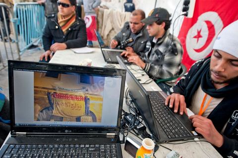 28 janvier : le "stand Facebook" installé auprès de la Caravane de la Libération, à la place du gouvernement, qui prend en considération les demandes, les témoignages et documents des habitants du sud ouest sur leur situation, les exactions de la police et autres ... Il s'agit d'une équipe de facebookeurs et de bloggeurs associée pour certains aux 76 tunisiens membres de Anonymous le matin de la 6ème jour de la Caravane de la Libération sur la place du gouvernement. 