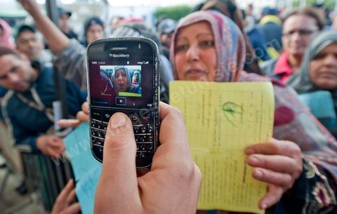 28 janvier : le "stand Facebook" installé auprès de la Caravane de la Libération, à la place du gouvernement, qui prend en considération les demandes, les témoignages et documents des habitants du sud ouest sur leur situation, les exactions de la police et autres ... Il s'agit d'une équipe de facebookeurs et de bloggeurs associée pour certains aux 76 tunisiens membres de Anonymous le matin de la 6ème jour de la Caravane de la Libération sur la place du gouvernement. 