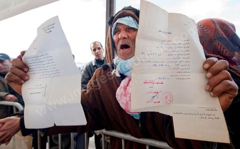 28 janvier : le "stand Facebook" installé auprès de la Caravane de la Libération, à la place du gouvernement, qui prend en considération les demandes, les témoignages et documents des habitants du sud ouest sur leur situation, les exactions de la police et autres ... Il s'agit d'une équipe de facebookeurs et de bloggeurs associée pour certains aux 76 tunisiens membres de Anonymous le matin de la 6ème jour de la Caravane de la Libération sur la place du gouvernement. 