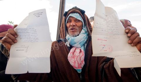 28 janvier : le "stand Facebook" installé auprès de la Caravane de la Libération, à la place du gouvernement, qui prend en considération les demandes, les témoignages et documents des habitants du sud ouest sur leur situation, les exactions de la police et autres ... Il s'agit d'une équipe de facebookeurs et de bloggeurs associée pour certains aux 76 tunisiens membres de Anonymous le matin de la 6ème jour de la Caravane de la Libération sur la place du gouvernement. 
