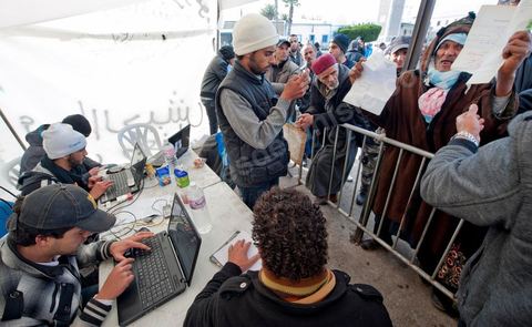 28 janvier : le "stand Facebook" installé auprès de la Caravane de la Libération, à la place du gouvernement, qui prend en considération les demandes, les témoignages et documents des habitants du sud ouest sur leur situation, les exactions de la police et autres ... Il s'agit d'une équipe de facebookeurs et de bloggeurs associée pour certains aux 76 tunisiens membres de Anonymous le matin de la 6ème jour de la Caravane de la Libération sur la place du gouvernement. 