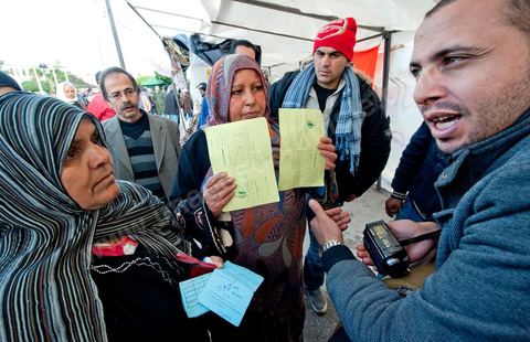 28 janvier : le "stand Facebook" installé auprès de la Caravane de la Libération, à la place du gouvernement, qui prend en considération les demandes, les témoignages et documents des habitants du sud ouest sur leur situation, les exactions de la police et autres ... Il s'agit d'une équipe de facebookeurs et de bloggeurs associée pour certains aux 76 tunisiens membres de Anonymous le matin de la 6ème jour de la Caravane de la Libération sur la place du gouvernement. 