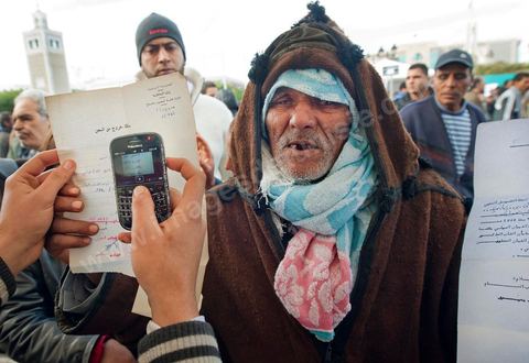 28 janvier : le "stand Facebook" installé auprès de la Caravane de la Libération, à la place du gouvernement, qui prend en considération les demandes, les témoignages et documents des habitants du sud ouest sur leur situation, les exactions de la police et autres ... Il s'agit d'une équipe de facebookeurs et de bloggeurs associée pour certains aux 76 tunisiens membres de Anonymous le matin de la 6ème jour de la Caravane de la Libération sur la place du gouvernement. 