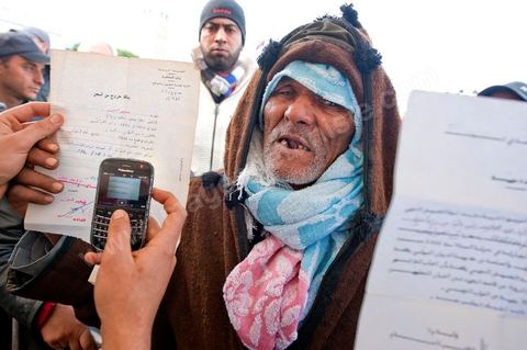 28 janvier : le "stand Facebook" installé auprès de la Caravane de la Libération, à la place du gouvernement, qui prend en considération les demandes, les témoignages et documents des habitants du sud ouest sur leur situation, les exactions de la police et autres ... Il s'agit d'une équipe de facebookeurs et de bloggeurs associée pour certains aux 76 tunisiens membres de Anonymous le matin de la 6ème jour de la Caravane de la Libération sur la place du gouvernement. 