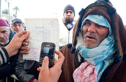 28 janvier : le "stand Facebook" installé auprès de la Caravane de la Libération, à la place du gouvernement, qui prend en considération les demandes, les témoignages et documents des habitants du sud ouest sur leur situation, les exactions de la police et autres ... Il s'agit d'une équipe de facebookeurs et de bloggeurs associée pour certains aux 76 tunisiens membres de Anonymous le matin de la 6ème jour de la Caravane de la Libération sur la place du gouvernement. 