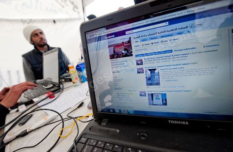 28 janvier : le "stand Facebook" installé auprès de la Caravane de la Libération, à la place du gouvernement, qui prend en considération les demandes, les témoignages et documents des habitants du sud ouest sur leur situation, les exactions de la police et autres ... Il s'agit d'une équipe de facebookeurs et de bloggeurs associée pour certains aux 76 tunisiens membres de Anonymous le matin de la 6ème jour de la Caravane de la Libération sur la place du gouvernement. 