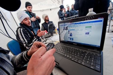 28 janvier : le "stand Facebook" installé auprès de la Caravane de la Libération, à la place du gouvernement, qui prend en considération les demandes, les témoignages et documents des habitants du sud ouest sur leur situation, les exactions de la police et autres ... Il s'agit d'une équipe de facebookeurs et de bloggeurs associée pour certains aux 76 tunisiens membres de Anonymous le matin de la 6ème jour de la Caravane de la Libération sur la place du gouvernement. 