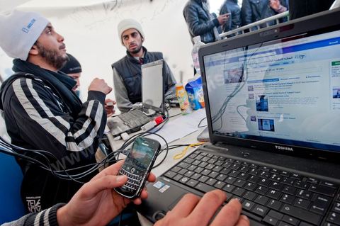 28 janvier : le "stand Facebook" installé auprès de la Caravane de la Libération, à la place du gouvernement, qui prend en considération les demandes, les témoignages et documents des habitants du sud ouest sur leur situation, les exactions de la police et autres ... Il s'agit d'une équipe de facebookeurs et de bloggeurs associée pour certains aux 76 tunisiens membres de Anonymous le matin de la 6ème jour de la Caravane de la Libération sur la place du gouvernement. 