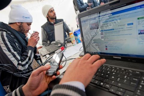 28 janvier : le "stand Facebook" installé auprès de la Caravane de la Libération, à la place du gouvernement, qui prend en considération les demandes, les témoignages et documents des habitants du sud ouest sur leur situation, les exactions de la police et autres ... Il s'agit d'une équipe de facebookeurs et de bloggeurs associée pour certains aux 76 tunisiens membres de Anonymous le matin de la 6ème jour de la Caravane de la Libération sur la place du gouvernement. 