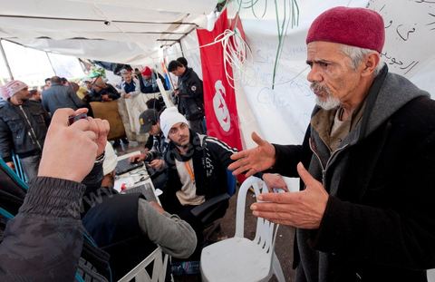 28 janvier : le "stand Facebook" installé auprès de la Caravane de la Libération, à la place du gouvernement, qui prend en considération les demandes, les témoignages et documents des habitants du sud ouest sur leur situation, les exactions de la police et autres ... Il s'agit d'une équipe de facebookeurs et de bloggeurs associée pour certains aux 76 tunisiens membres de Anonymous le matin de la 6ème jour de la Caravane de la Libération sur la place du gouvernement. 