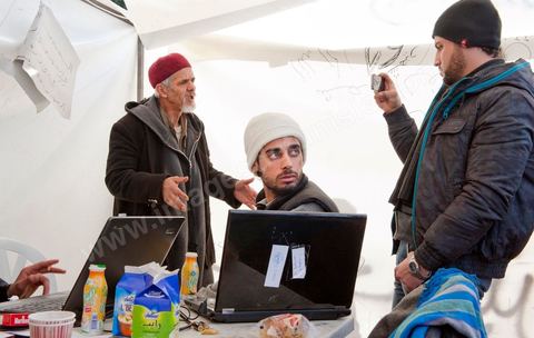 28 janvier : le "stand Facebook" installé auprès de la Caravane de la Libération, à la place du gouvernement, qui prend en considération les demandes, les témoignages et documents des habitants du sud ouest sur leur situation, les exactions de la police et autres ... Il s'agit d'une équipe de facebookeurs et de bloggeurs associée pour certains aux 76 tunisiens membres de Anonymous le matin de la 6ème jour de la Caravane de la Libération sur la place du gouvernement. 