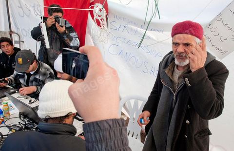 28 janvier : le "stand Facebook" installé auprès de la Caravane de la Libération, à la place du gouvernement, qui prend en considération les demandes, les témoignages et documents des habitants du sud ouest sur leur situation, les exactions de la police et autres ... Il s'agit d'une équipe de facebookeurs et de bloggeurs associée pour certains aux 76 tunisiens membres de Anonymous le matin de la 6ème jour de la Caravane de la Libération sur la place du gouvernement. 