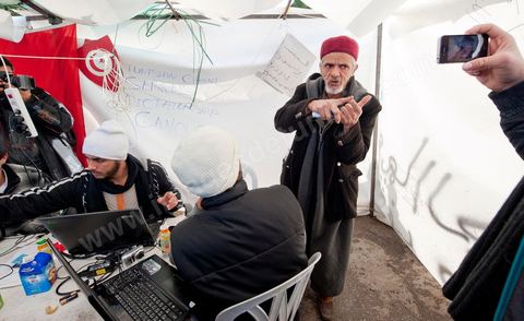 28 janvier : le "stand Facebook" installé auprès de la Caravane de la Libération, à la place du gouvernement, qui prend en considération les demandes, les témoignages et documents des habitants du sud ouest sur leur situation, les exactions de la police et autres ... Il s'agit d'une équipe de facebookeurs et de bloggeurs associée pour certains aux 76 tunisiens membres de Anonymous le matin de la 6ème jour de la Caravane de la Libération sur la place du gouvernement. 