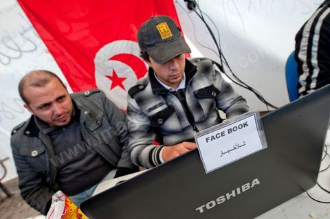 28 janvier : le "stand Facebook" installé auprès de la Caravane de la Libération, à la place du gouvernement, qui prend en considération les demandes, les témoignages et documents des habitants du sud ouest sur leur situation, les exactions de la police et autres ... Il s'agit d'une équipe de facebookeurs et de bloggeurs associée pour certains aux 76 tunisiens membres de Anonymous le matin de la 6ème jour de la Caravane de la Libération sur la place du gouvernement. 