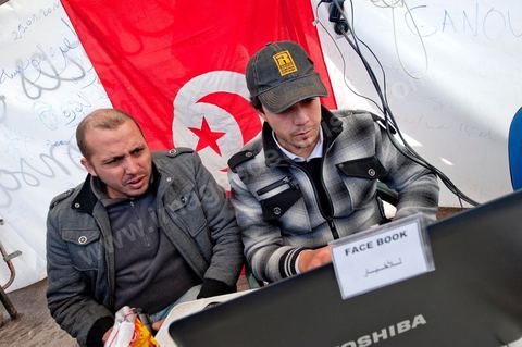 28 janvier : le "stand Facebook" installé auprès de la Caravane de la Libération, à la place du gouvernement, qui prend en considération les demandes, les témoignages et documents des habitants du sud ouest sur leur situation, les exactions de la police et autres ... Il s'agit d'une équipe de facebookeurs et de bloggeurs associée pour certains aux 76 tunisiens membres de Anonymous le matin de la 6ème jour de la Caravane de la Libération sur la place du gouvernement. 